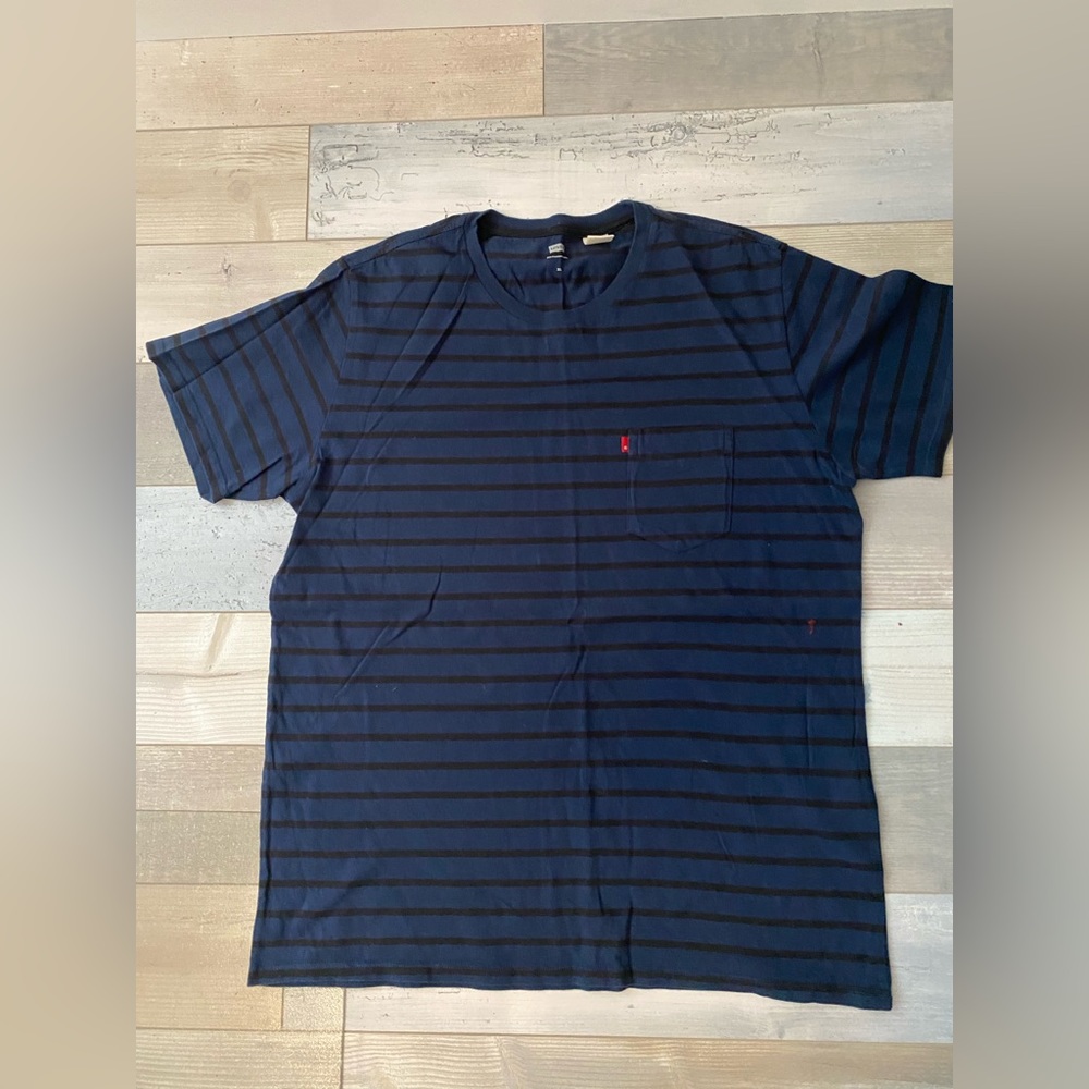 XL Levi’s tee